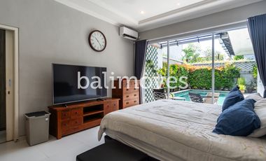 Vila Luas Empat Kamar Tidur Di Tepi Pantai Sanur