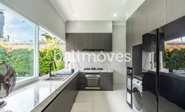 Vila Luas Empat Kamar Tidur Di Tepi Pantai Sanur