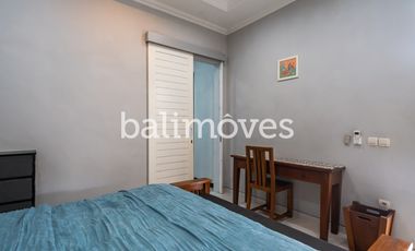 Vila Luas Empat Kamar Tidur Di Tepi Pantai Sanur