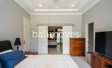 Vila Luas Empat Kamar Tidur Di Tepi Pantai Sanur