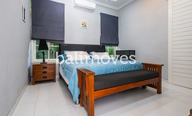 Vila Luas Empat Kamar Tidur Di Tepi Pantai Sanur