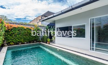 Vila Luas Empat Kamar Tidur Di Tepi Pantai Sanur