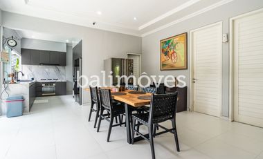 Vila Luas Empat Kamar Tidur Di Tepi Pantai Sanur