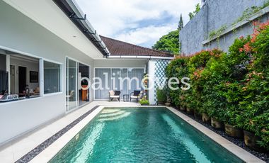 Vila Luas Empat Kamar Tidur Di Tepi Pantai Sanur