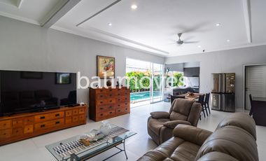 Vila Luas Empat Kamar Tidur Di Tepi Pantai Sanur