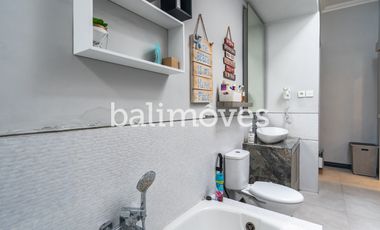 Vila Luas Empat Kamar Tidur Di Tepi Pantai Sanur