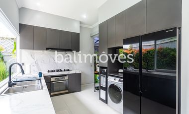 Vila Luas Empat Kamar Tidur Di Tepi Pantai Sanur