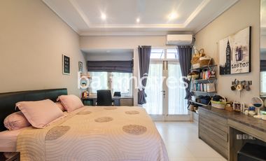 Vila Luas Empat Kamar Tidur Di Tepi Pantai Sanur