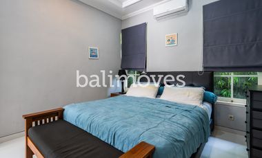 Vila Luas Empat Kamar Tidur Di Tepi Pantai Sanur