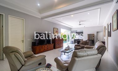 Vila Luas Empat Kamar Tidur Di Tepi Pantai Sanur