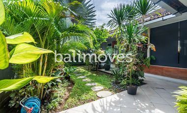 Vila Luas Empat Kamar Tidur Di Tepi Pantai Sanur