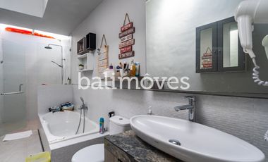 Vila Luas Empat Kamar Tidur Di Tepi Pantai Sanur