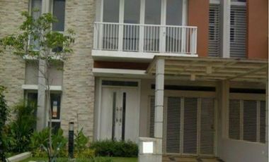 Disewakan Rumah sumarecon dengan fasikitas kolam renang