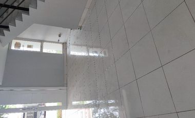 Disewakan Rumah sumarecon dengan fasikitas kolam renang