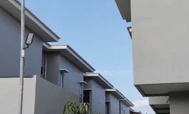 Townhouse dekat sekolah IPEKA bisa DP 10 juta Free Full Furnished