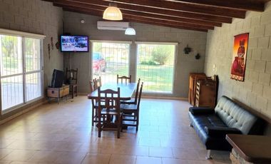 En venta casa quinta zona Las Acacias, gran espacio verde parquizado, lista para entrar a vivir !