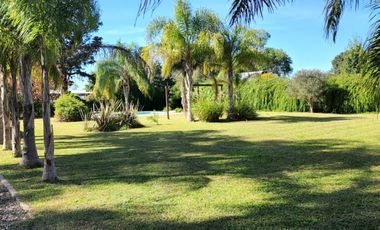 En venta casa quinta zona Las Acacias, gran espacio verde parquizado, lista para entrar a vivir !