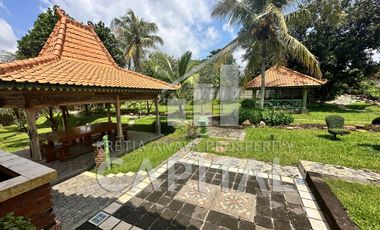 Rumah Villa Javanesse Style dengan Kebun nan Luas di Purwakarta