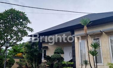 DIJUAL RUMAH BESAR SEMIFURNISH DENGAN KOLAM RENANG