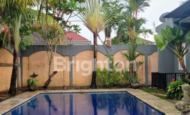 DIJUAL RUMAH BESAR SEMIFURNISH DENGAN KOLAM RENANG