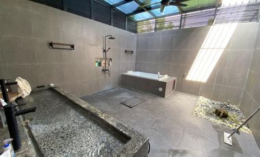 DIJUAL RUMAH BESAR TENGAH KOTA BERNUANSA MINIMALIS