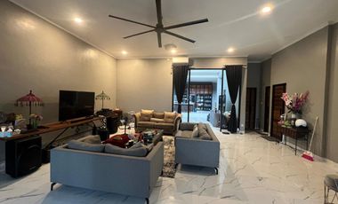 DIJUAL RUMAH BESAR TENGAH KOTA BERNUANSA MINIMALIS