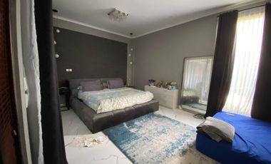DIJUAL RUMAH BESAR TENGAH KOTA BERNUANSA MINIMALIS