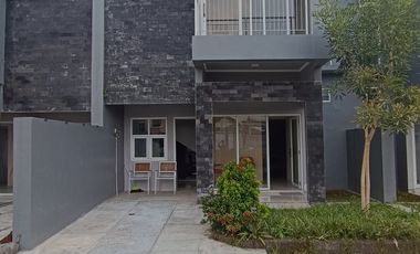 Rumah Mewah 2 Lantai di Pucang Sawit Jebres, Strategis & Siap Huni