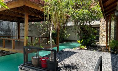 RUMAH VILLA GRAND SUNGKONO KONSEP BALI MODERN TROPICAL MAYJEN SUNGKONO