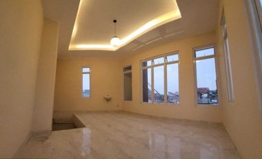 DISEWAKAN RUMAH KANTOR BARU STRATEGIS DI PINGGIR JALAN RAYA