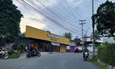 Tanah dan Bangunan posisi Hoek Lokasi Strategis