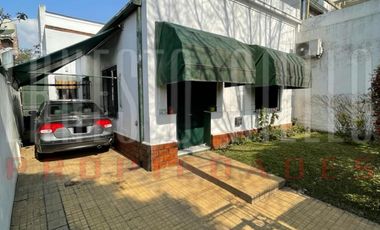 VENTA HERMOSA E IMPECABLE CASA 3 AMB EN AV LA MADRID. QUILMES O.  CON PATIO, COCHERA Y  PARRILLA QUINCHO.