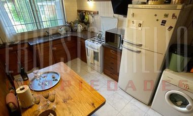 VENTA HERMOSA E IMPECABLE CASA 3 AMB EN AV LA MADRID. QUILMES O.  CON PATIO, COCHERA Y  PARRILLA QUINCHO.
