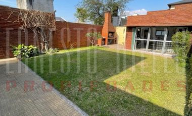 VENTA HERMOSA E IMPECABLE CASA 3 AMB EN AV LA MADRID. QUILMES O.  CON PATIO, COCHERA Y  PARRILLA QUINCHO.
