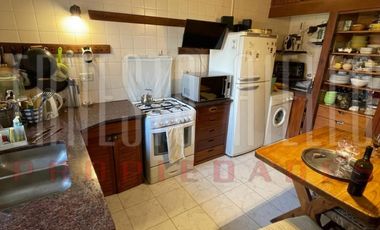 VENTA HERMOSA E IMPECABLE CASA 3 AMB EN AV LA MADRID. QUILMES O.  CON PATIO, COCHERA Y  PARRILLA QUINCHO.