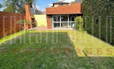 VENTA HERMOSA E IMPECABLE CASA 3 AMB EN AV LA MADRID. QUILMES O.  CON PATIO, COCHERA Y  PARRILLA QUINCHO.