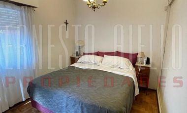 VENTA HERMOSA E IMPECABLE CASA 3 AMB EN AV LA MADRID. QUILMES O.  CON PATIO, COCHERA Y  PARRILLA QUINCHO.