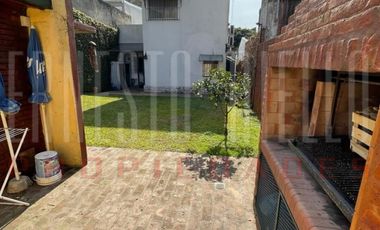 VENTA HERMOSA E IMPECABLE CASA 3 AMB EN AV LA MADRID. QUILMES O.  CON PATIO, COCHERA Y  PARRILLA QUINCHO.