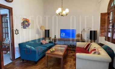VENTA HERMOSA E IMPECABLE CASA 3 AMB EN AV LA MADRID. QUILMES O.  CON PATIO, COCHERA Y  PARRILLA QUINCHO.
