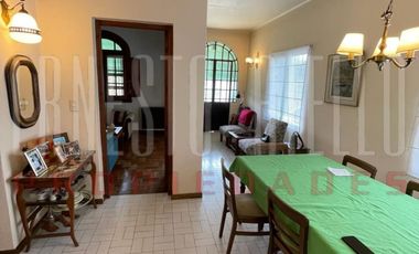 VENTA HERMOSA E IMPECABLE CASA 3 AMB EN AV LA MADRID. QUILMES O.  CON PATIO, COCHERA Y  PARRILLA QUINCHO.