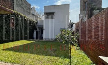 VENTA HERMOSA E IMPECABLE CASA 3 AMB EN AV LA MADRID. QUILMES O.  CON PATIO, COCHERA Y  PARRILLA QUINCHO.