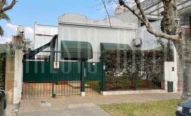 VENTA HERMOSA E IMPECABLE CASA 3 AMB EN AV LA MADRID. QUILMES O.  CON PATIO, COCHERA Y  PARRILLA QUINCHO.