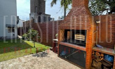 VENTA HERMOSA E IMPECABLE CASA 3 AMB EN AV LA MADRID. QUILMES O.  CON PATIO, COCHERA Y  PARRILLA QUINCHO.