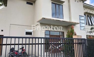 Dijual rumah mewah di Batakan