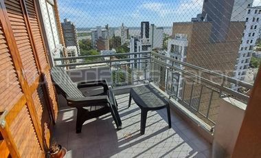 VENDO IMPECABLE SEMIPISO DE 2 DORMITORIOS, COCHERA Y BALCON CON VISTA AL RIO, en Zona Parque