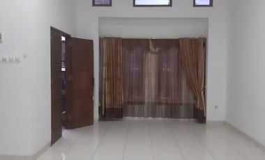 Disewakan Murah Pertahun Rumah Lokasi di Tengah Kota Cilacap