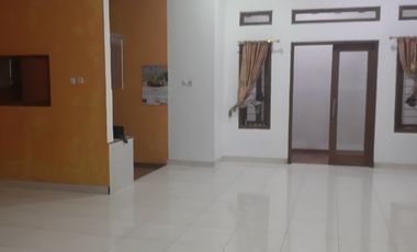 Disewakan Murah Pertahun Rumah Lokasi di Tengah Kota Cilacap