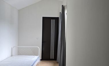 Di Kontrakan Rumah 2 Lantai 3 Kamar Tidur di KIIC Karawang