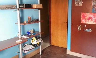 Alsina 900. Casa chalet 3 ambientes con garage.