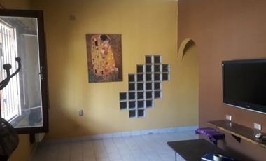 Alsina 900. Casa chalet 3 ambientes con garage.